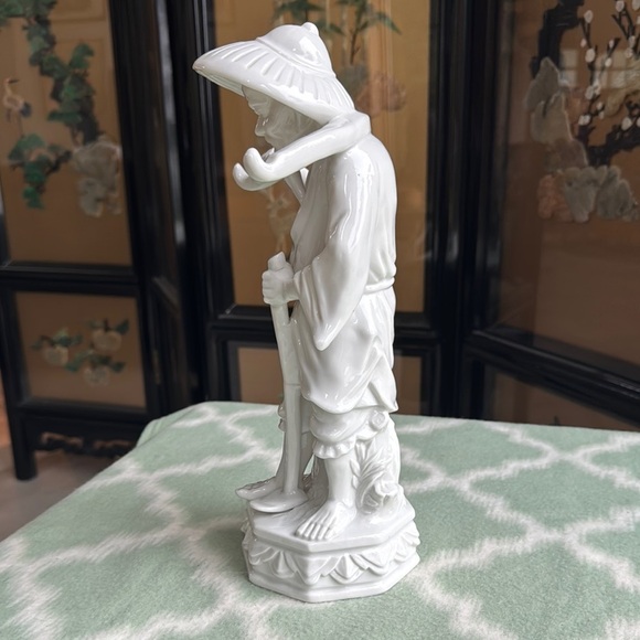 Vintage White Porcelain Asian man i. Traditional attire Figurine - Picture 6 of 8